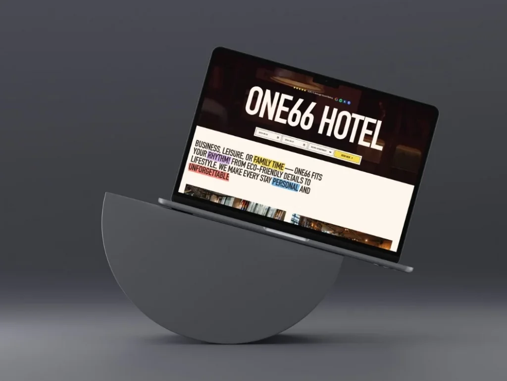 Prenosni računalnik z odprto spletno stranjo, ki smo jo razvili za stranko One66 Hotel Ljubljana